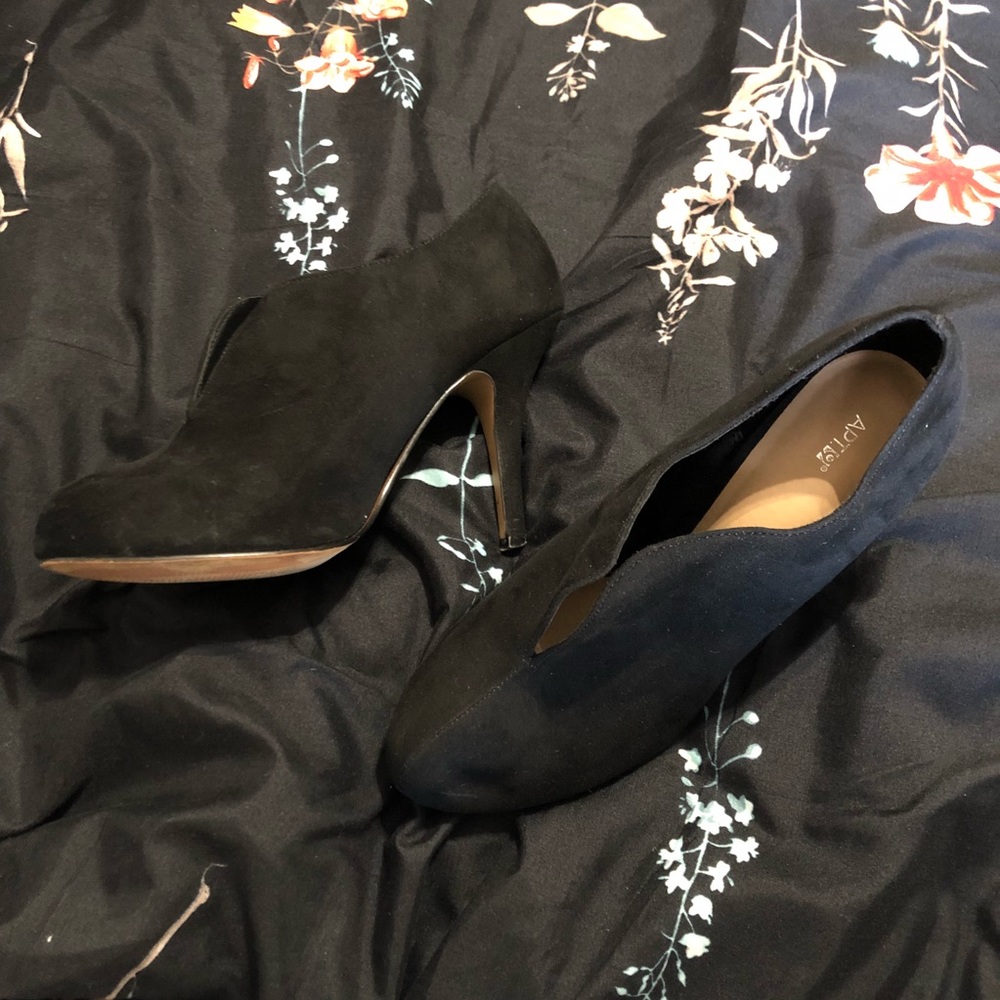 Size 8 black booties opening on front super comfy